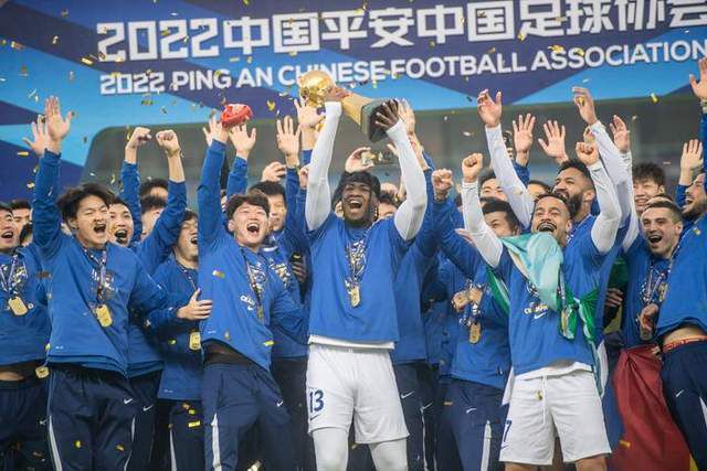 阿森纳与这名球员的合同要到2027年，并且有续约1年的选择权。